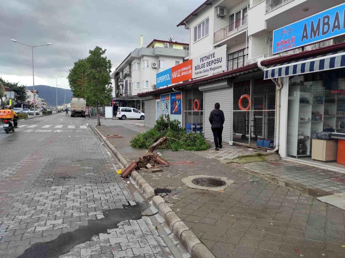 Fethiye\'de Şiddetli Yağış ve Fırtına Hasara Yol Açtı