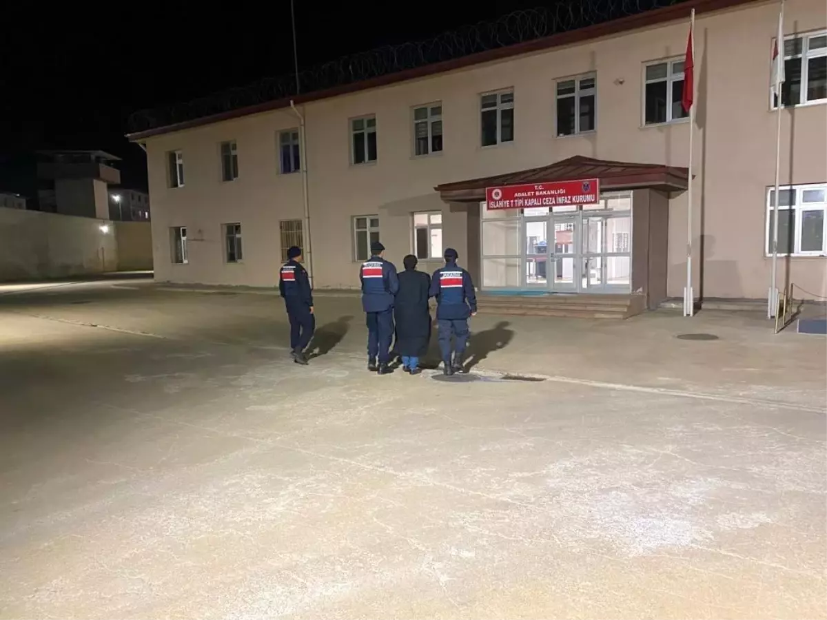 Gaziantep\'te Göçmen Kaçakçılığı Operasyonu: 6 Göçmen ve 2 Organizatör Yakalandı