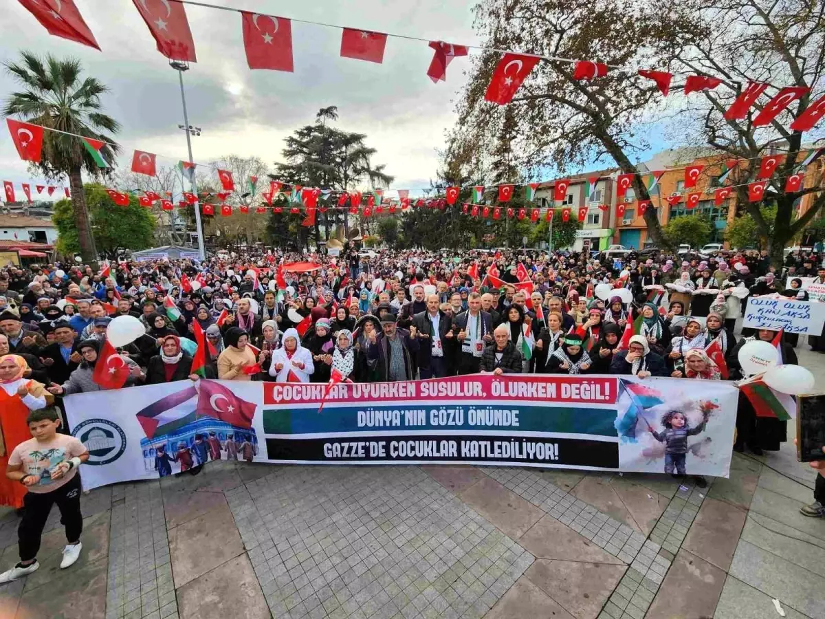 Gölcük\'te binlerce kişi Filistin için yürüdü