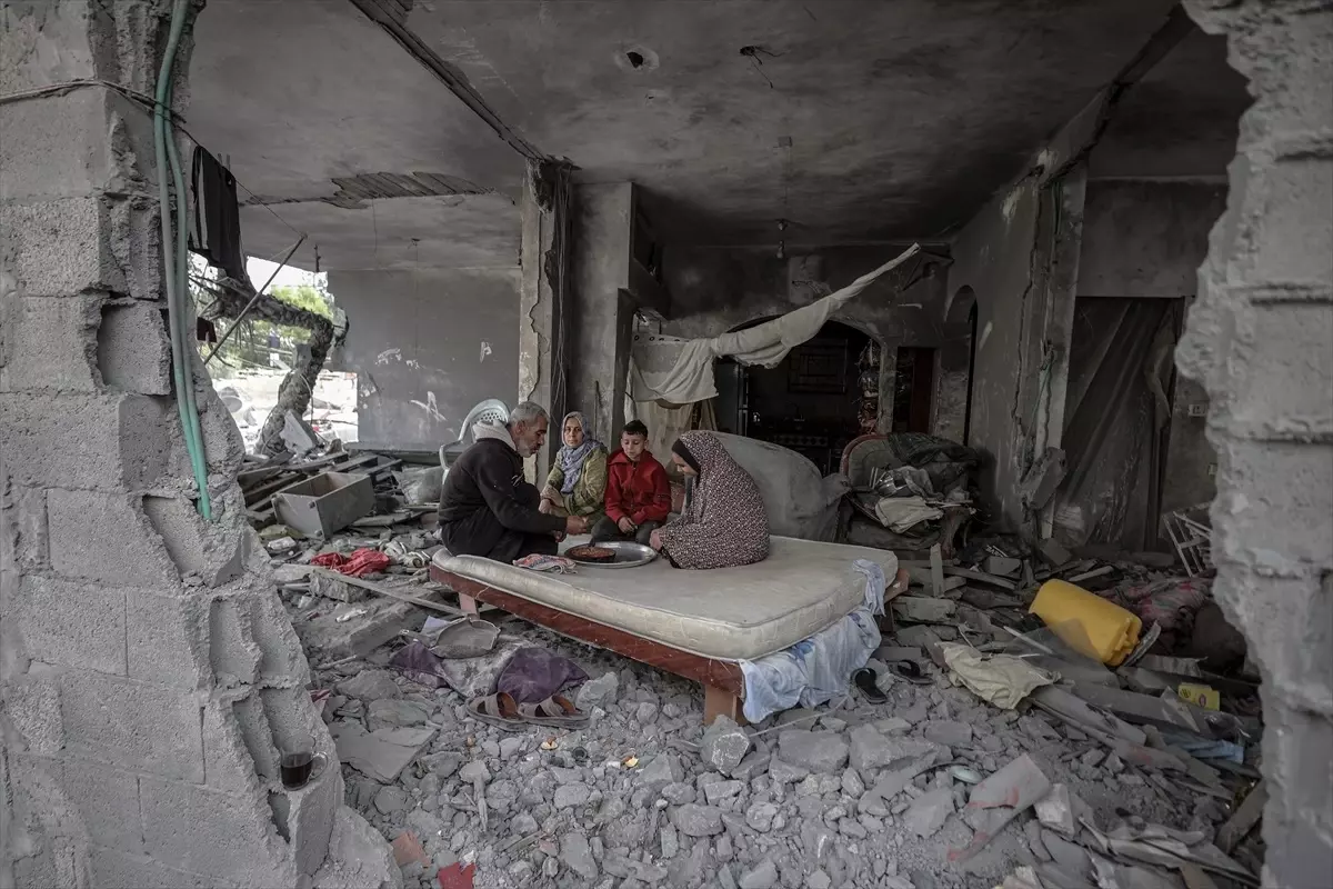 Gazze\'deki aile, yıkılan evlerinden ve topraklarından ayrılmak istemiyor