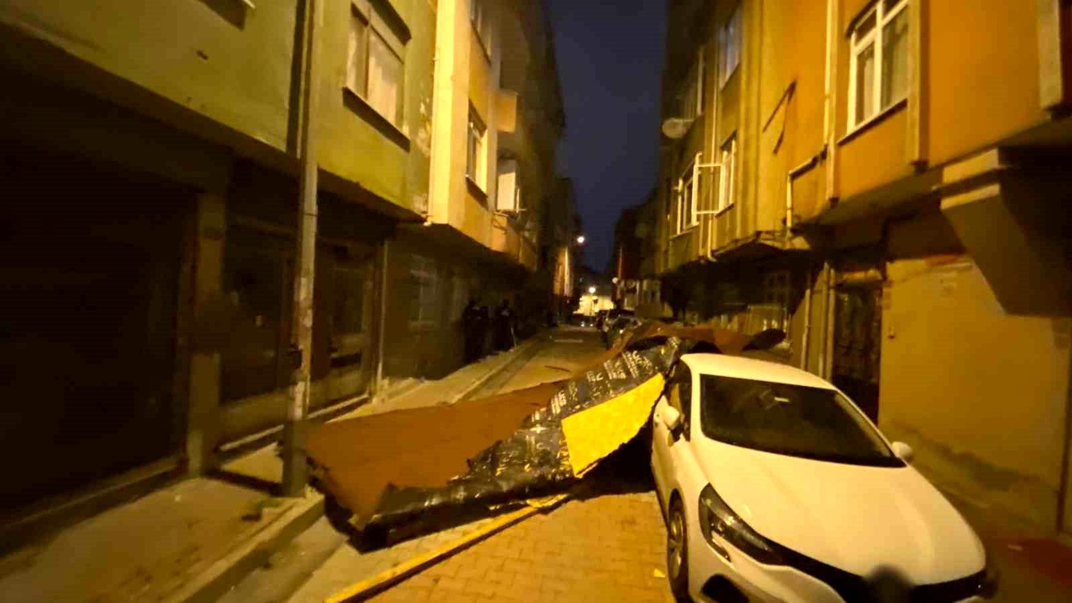 İstanbul\'da Şiddetli Rüzgarın Etkisiyle Bir Binanın Çatısı Uçtu