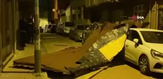 İstanbul'da fırtına etkisini sürdürüyor: Kağıthane'de bir binanın çatısı uçtu
