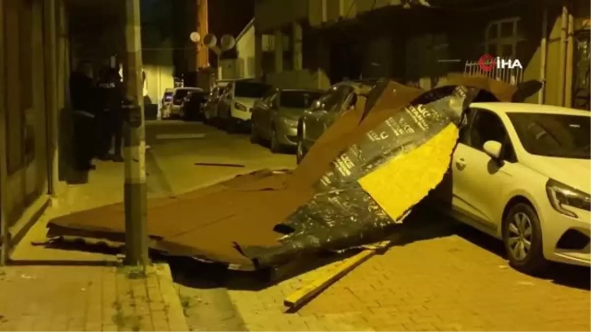 İstanbul'da fırtına etkisini sürdürüyor: Kağıthane'de bir binanın çatısı uçtu