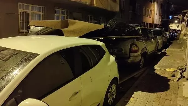 İstanbul'da fırtına nedeniyle bir binanın çatısı uçtu İstanbul'da fırtına nedeniyle bir binanın çatısı uçtu