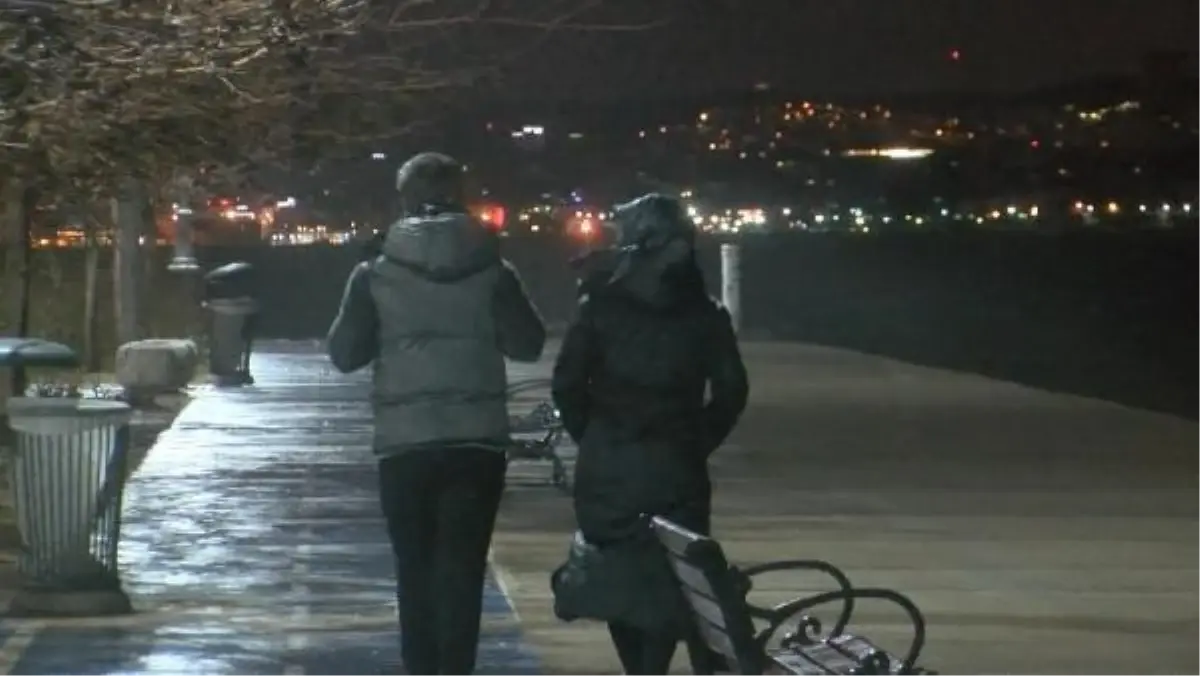 İstanbul\'da fırtına nedeniyle çatılar uçtu 