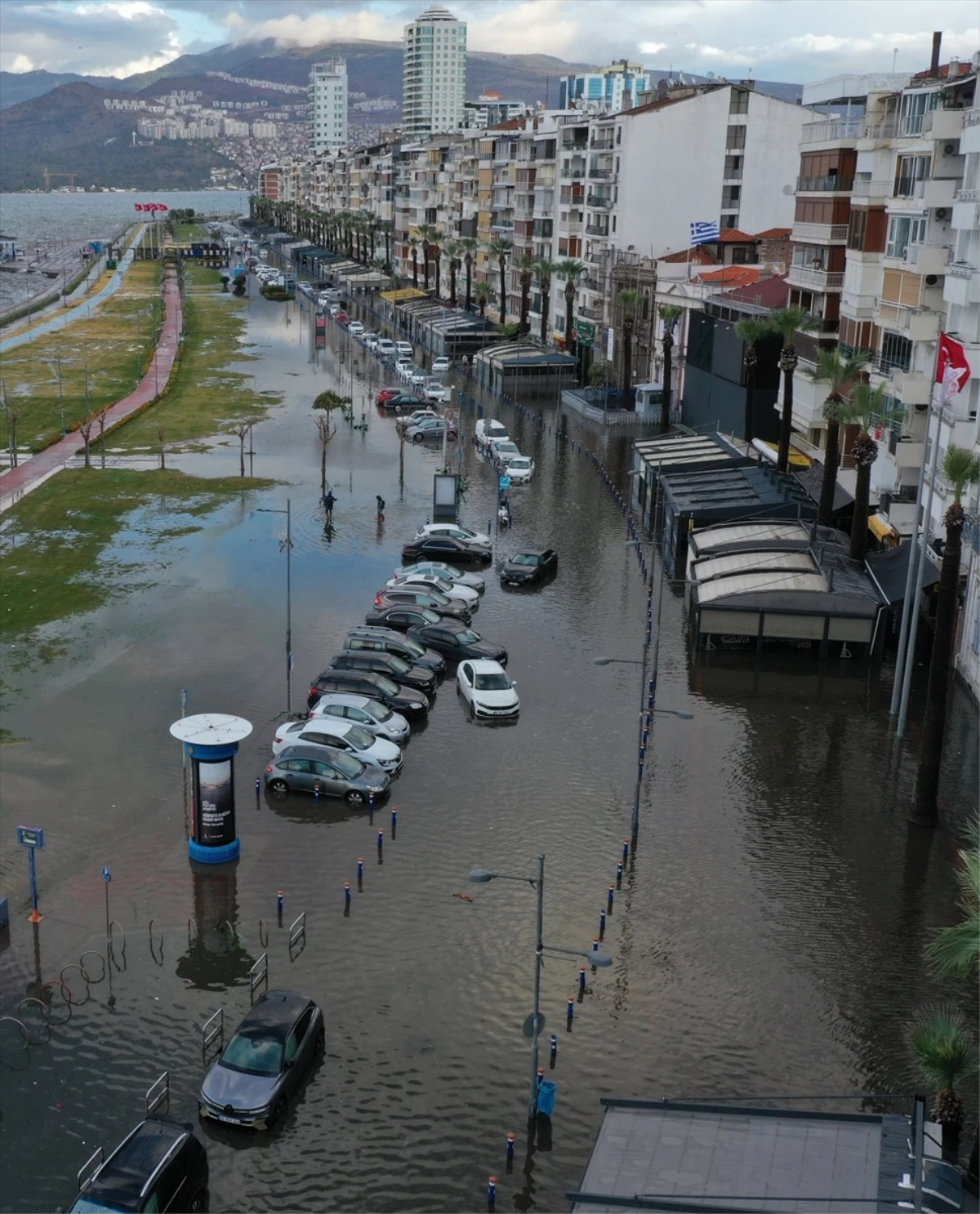 İzmir\'de deniz taştı, sokaklar su altında kaldı