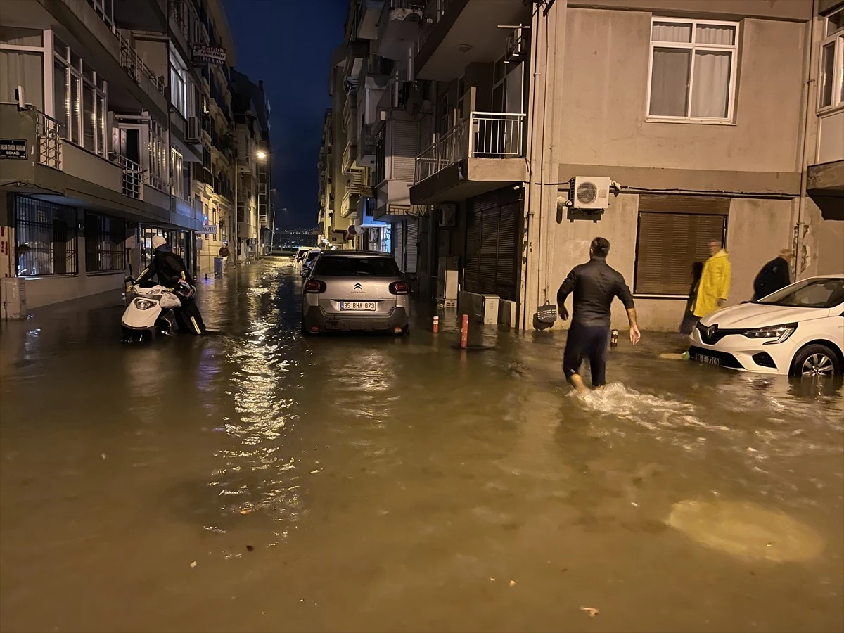 İzmir Karşıyaka\'da yoğun yağış sonrası yollar su altında kaldı