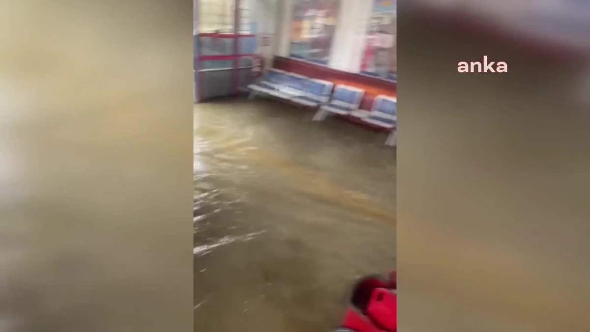 İzmir\'de aşırı yağış ve rüzgar nedeniyle deniz ulaşımında sefer iptalleri