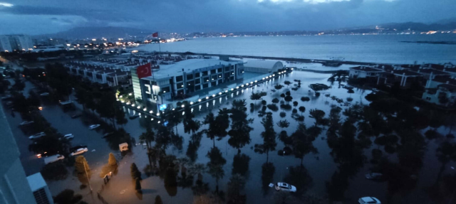 İzmir'de şiddetli yağış ve fırtına, tsunami etkisi yarattı! 2 ilçede deniz taştı, yollar göle döndü