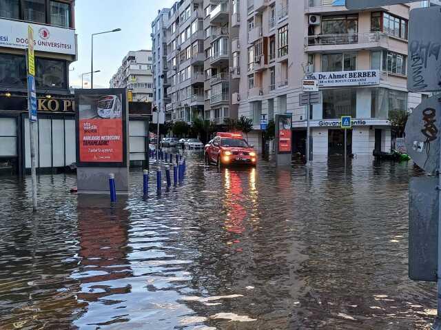 İzmir'de şiddetli yağış ve fırtına, tsunami etkisi yarattı! 2 ilçede deniz taştı, yollar göle döndü