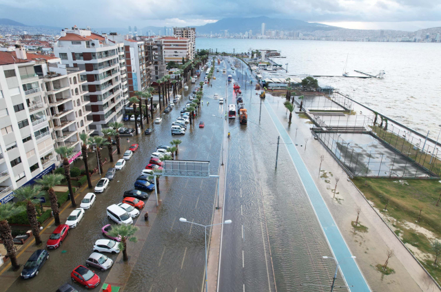 İzmir'de şiddetli yağış ve fırtına, tsunami etkisi yarattı! 2 ilçede deniz taştı, yollar göle döndü