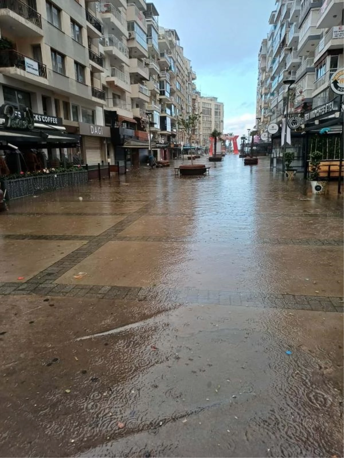 İzmir\'de şiddetli yağış ve fırtına; tsunami etkisi yarattı