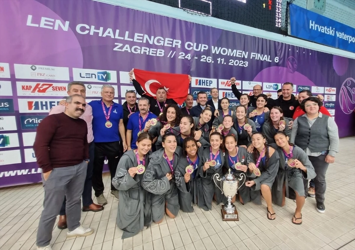 Kadınlar sutopunda LEN Challenger Kupası finalinde Sırbistan temsilcisi Kızılyıldız\'ı 10-9 mağlup eden İzmir Büyükşehir Belediyespor, şampiyonluğa...