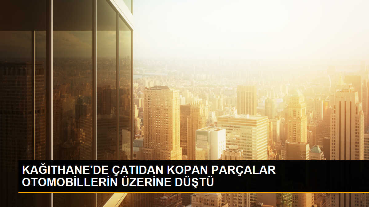 Kağıthane\'de Sağanak Yağış ve Fırtına Sonucu Otomobillere Zarar Veren Çatı Parçaları