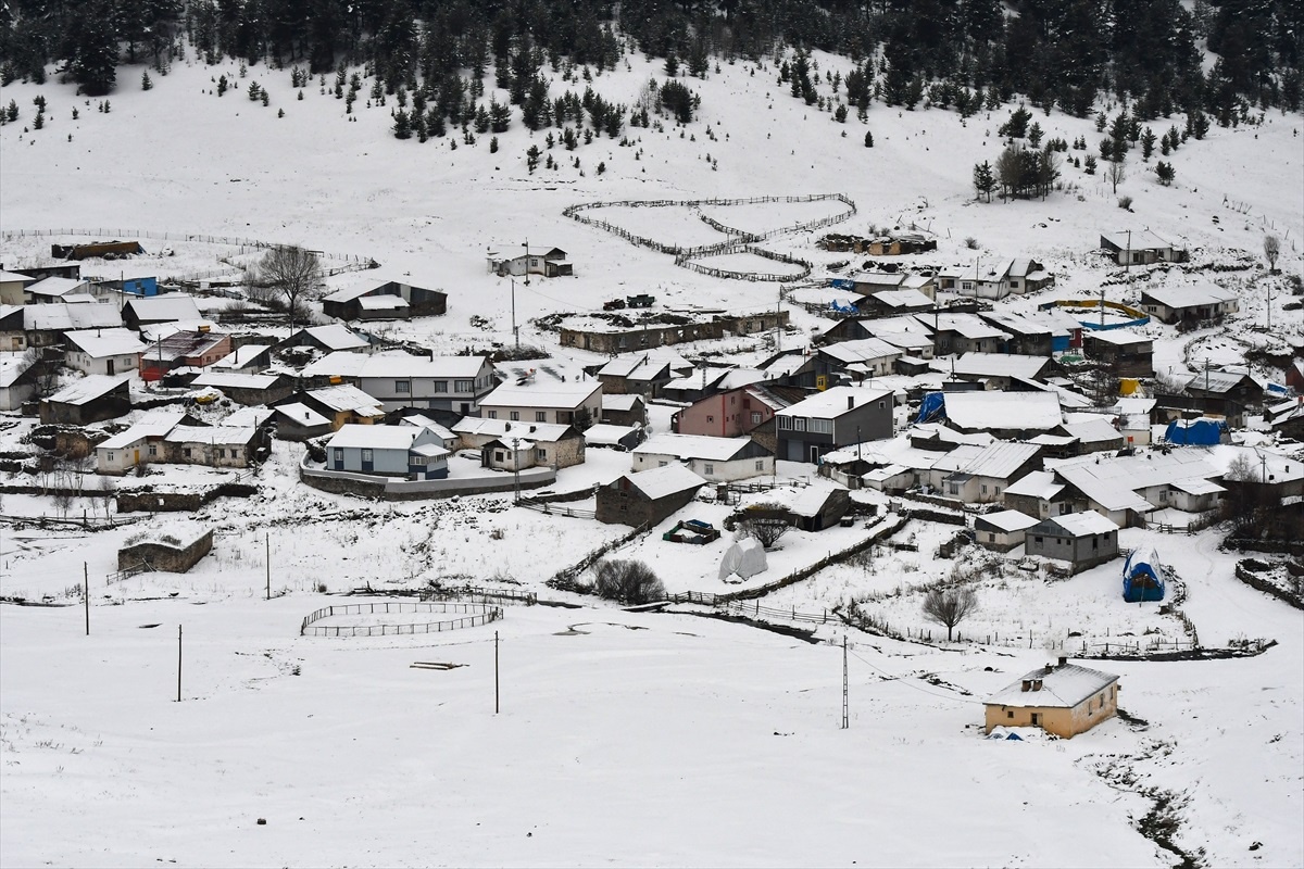 Kars ve Tunceli\'de Yüksek Kesimler Karla Kaplandı