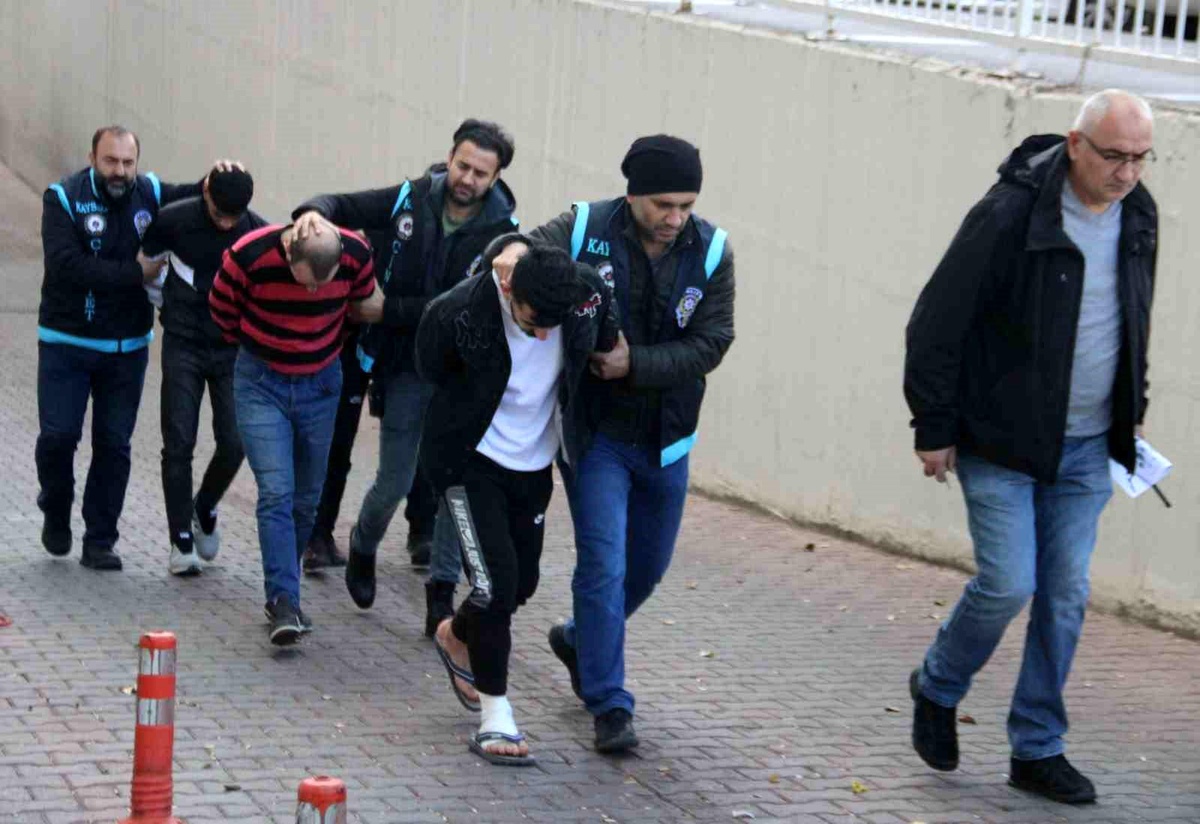 Kayseri\'de 2 kardeşin ölümüyle sonuçlanan olayla ilgili 4 kişi adliyeye sevk edildi