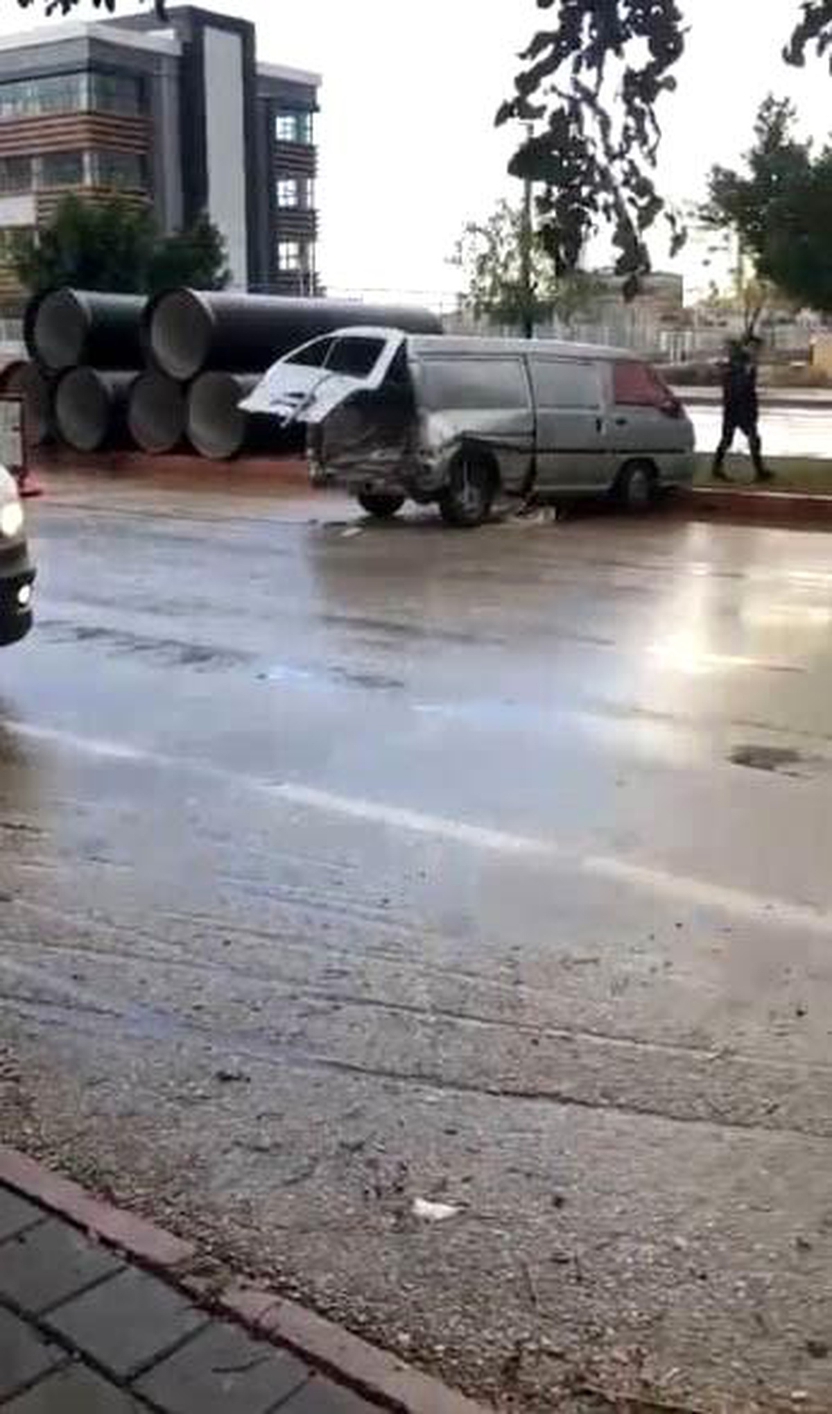Antalya\'da otomobil minibüse çarptı: 1 ölü, 2 yaralı