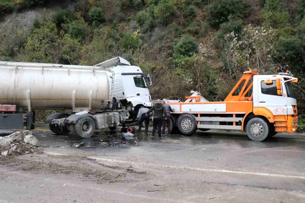 Sakarya\'da Tır Kazası: Karayolu Trafiğe Kapandı