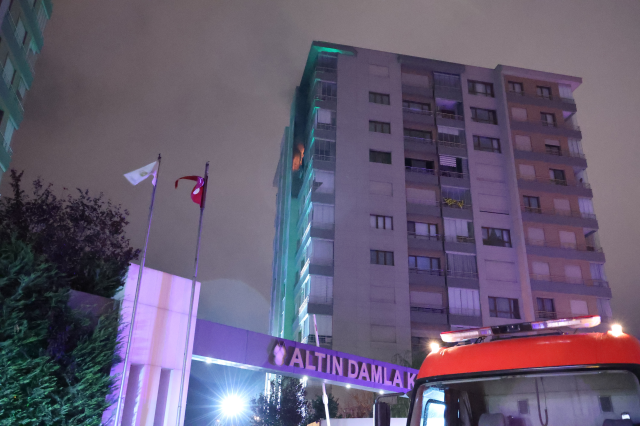 Konya'da apartmanda çıkan yangında eski bakan Lütfi Elvan'ın annesi dumandan etkilendi