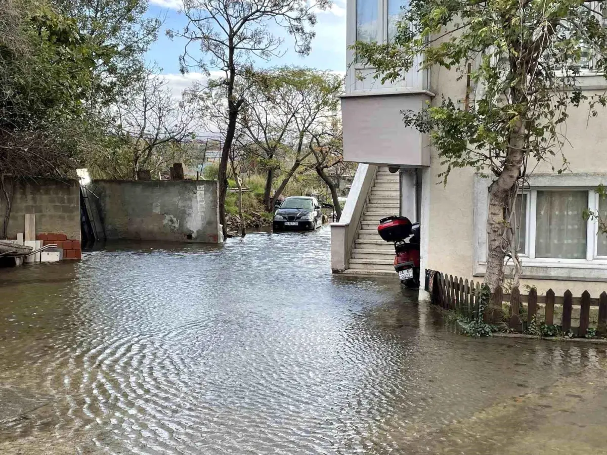 Küçükçekmece\'de yağış nedeniyle evlere su baskını