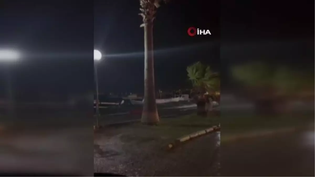 Kuvvetli fırtına Ayvalık'ı da vurdu