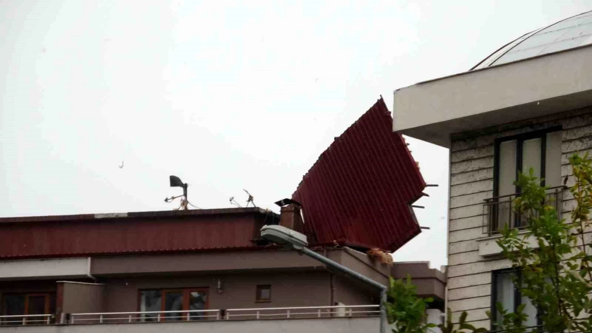 Zonguldak\'ta Kuvvetli Fırtına Evlerin Çatılarını Uçurdu