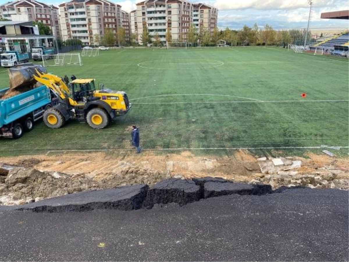 Manisa\'da Şiddetli Yağış Sonrası Spor Tesisi İstinat Duvarı Çöktü