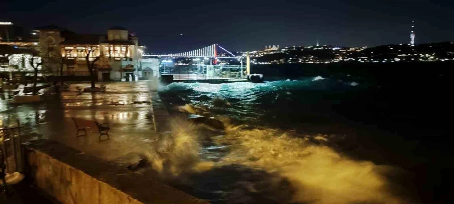 Marmara Denizi\'nde Kuvvetli Fırtına: Seferler İptal Edildi