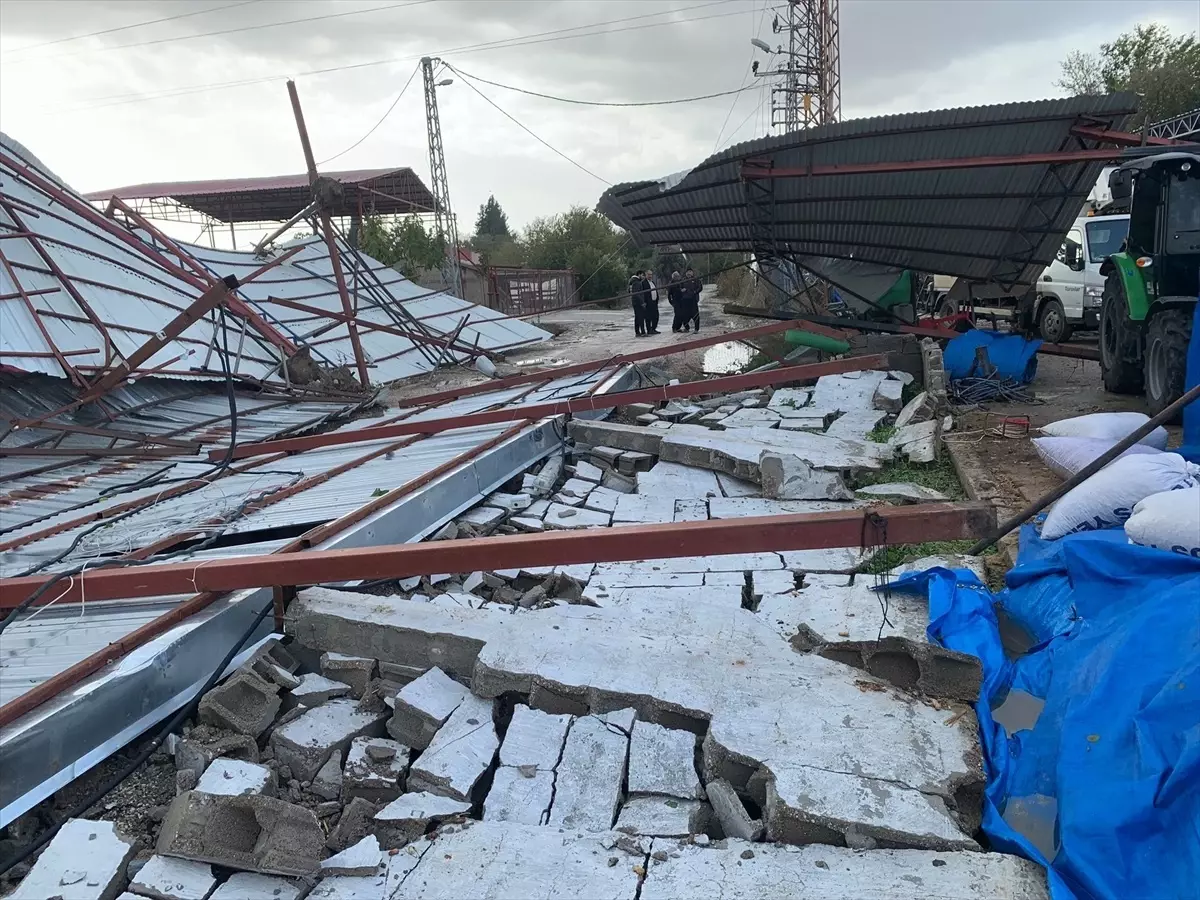 Kadirli\'de Fırtına Tarım Ürünlerine ve Ahırlara Zarar Verdi