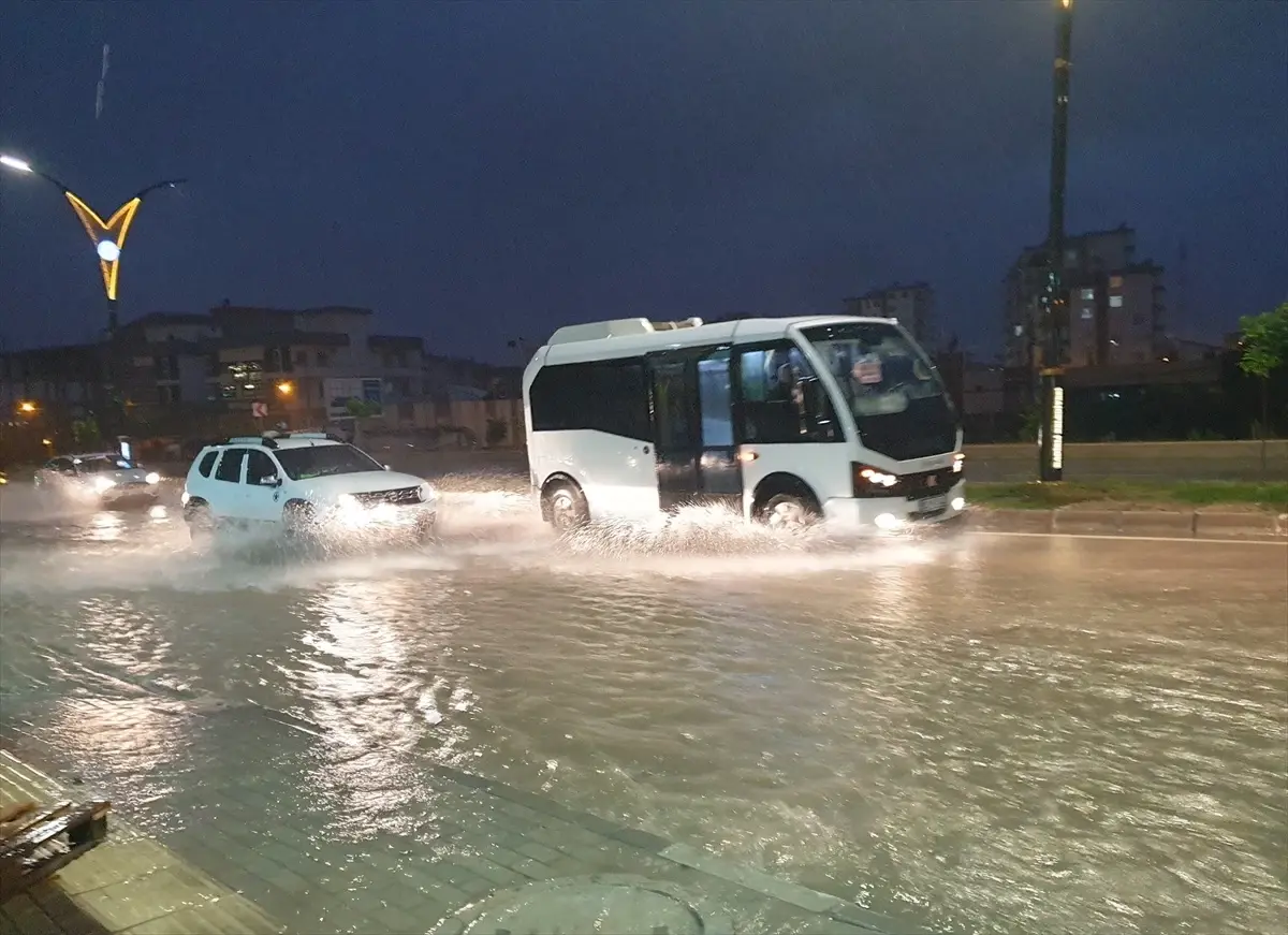 Kadirli\'de Sağanak Yağış Sonucu Su Birikintileri Oluştu