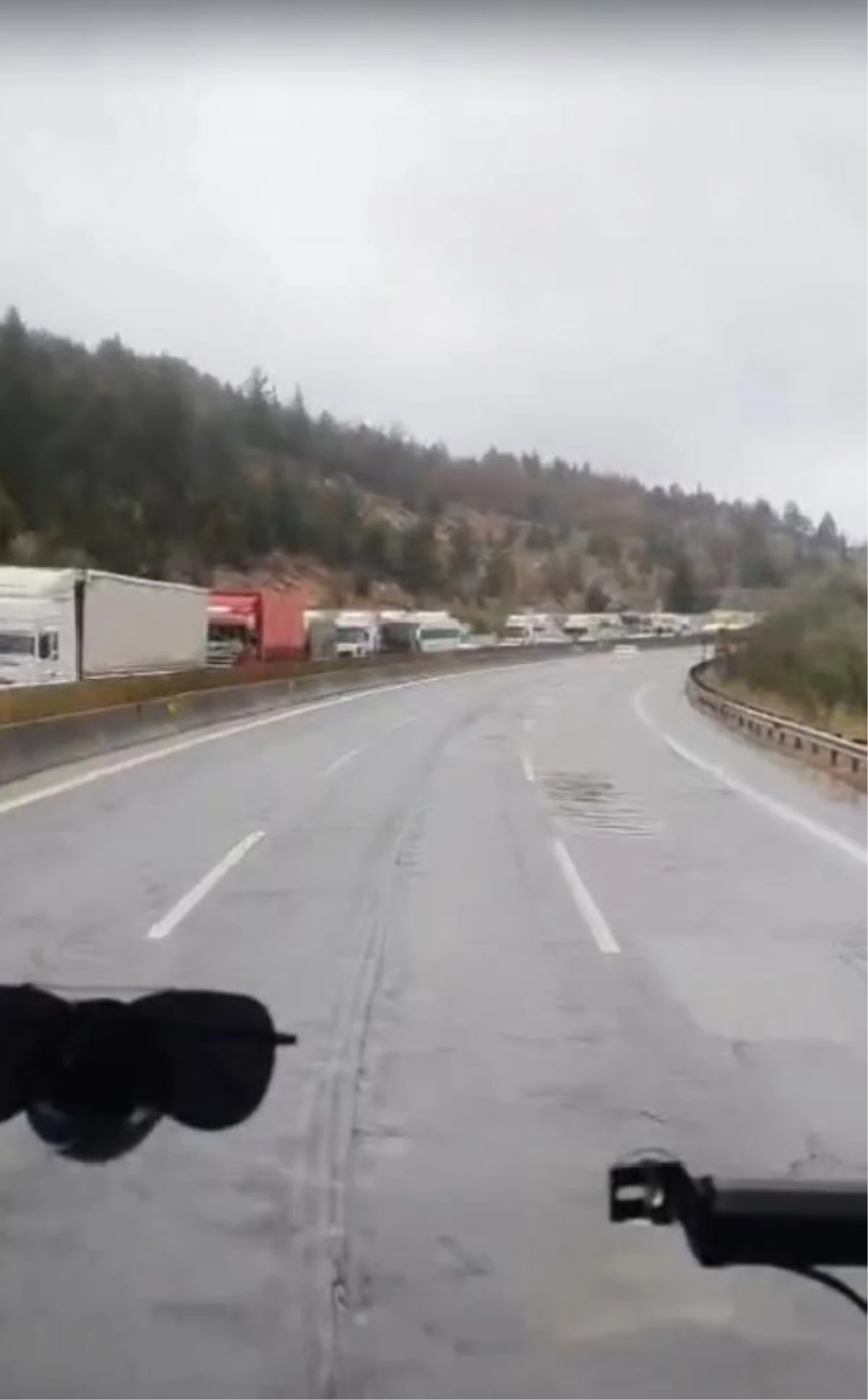 Ankara Otoyolu\'nda TIR Kaza Yaptı, Yol Trafiğe Kapatıldı