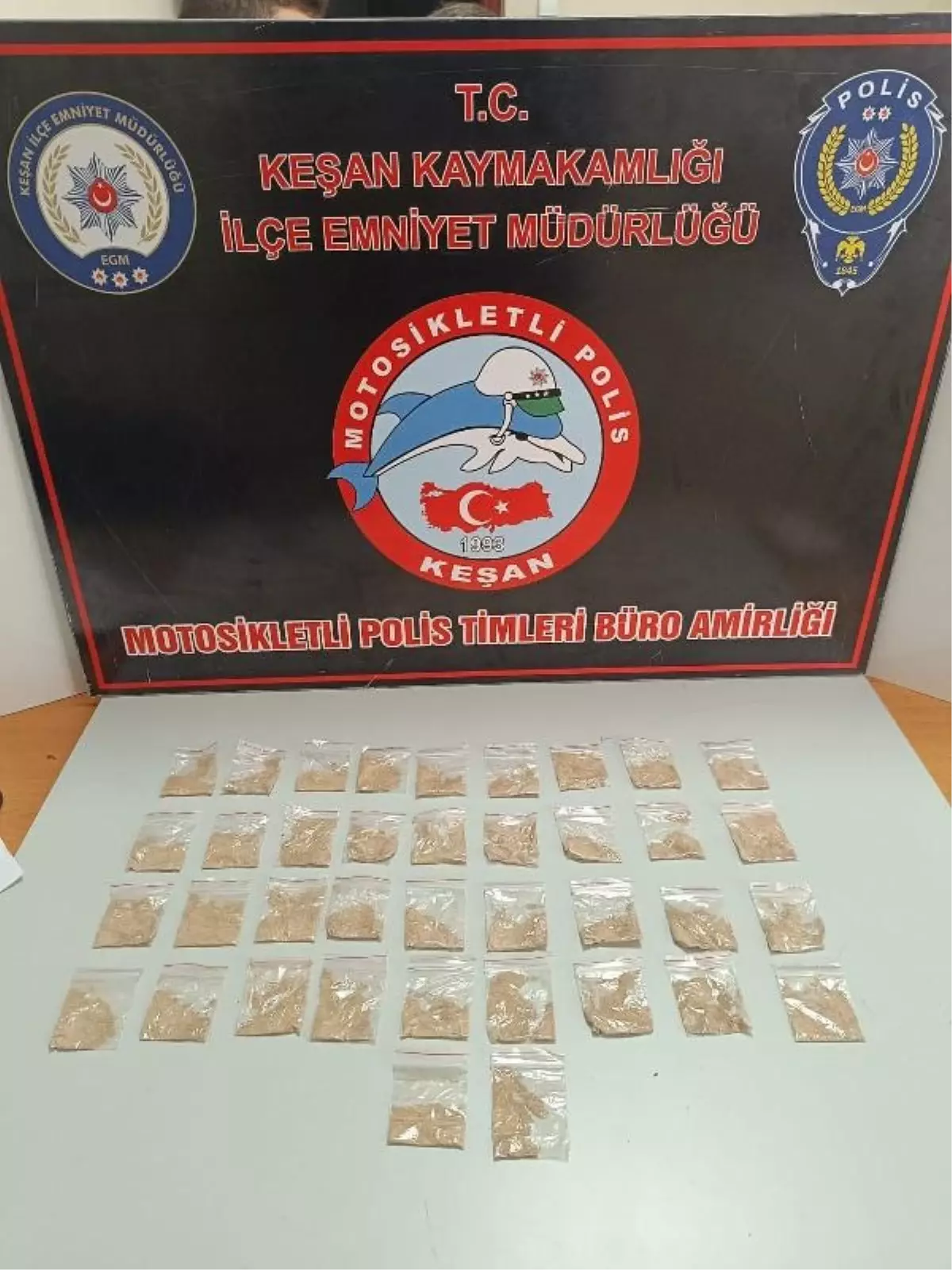 Keşan'da polisi görünce uyuşturucuyu çöp konteynerine atan kadın yakalandı