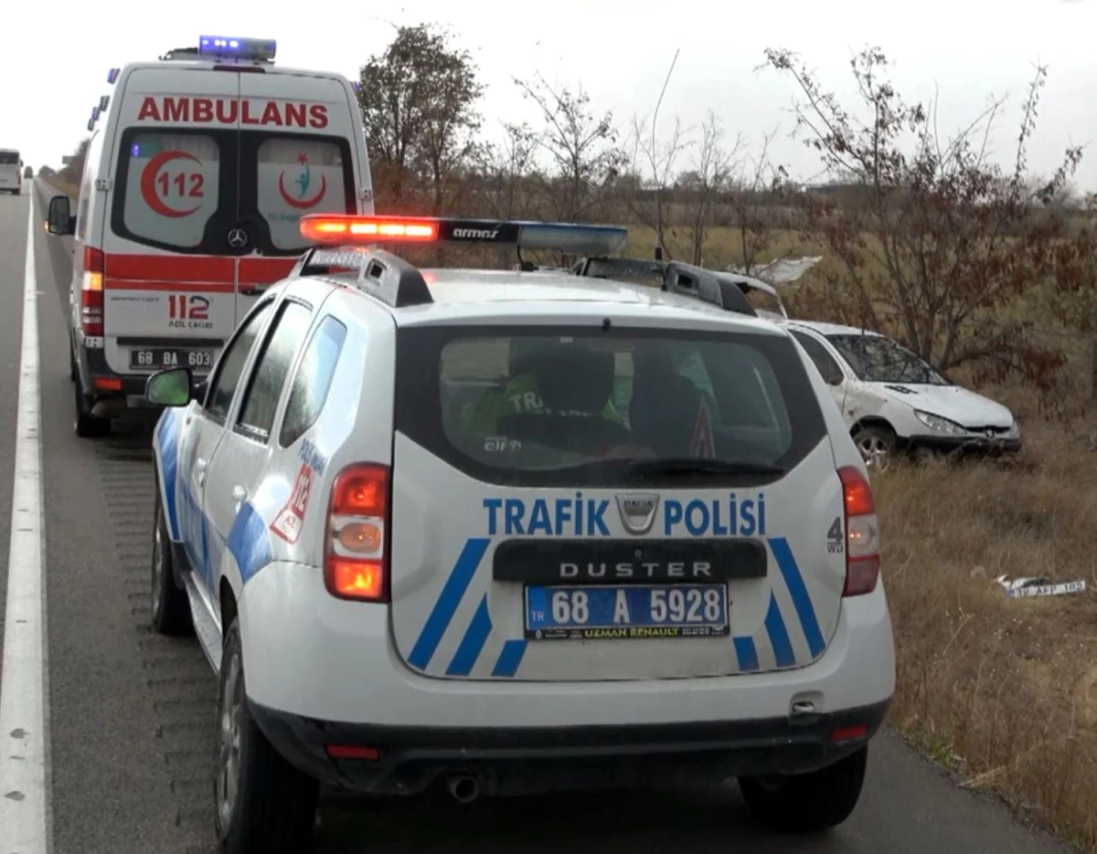 Aksaray\'da Otomobil Şarampole Düştü: Baba ve Oğlu Yaralandı