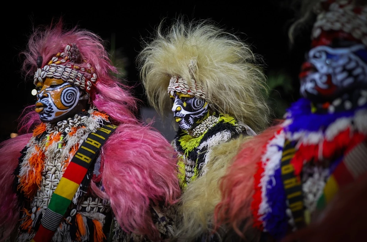 Senegal\'de düzenlenen Dakar Karnavalı renkli anlara sahne oldu