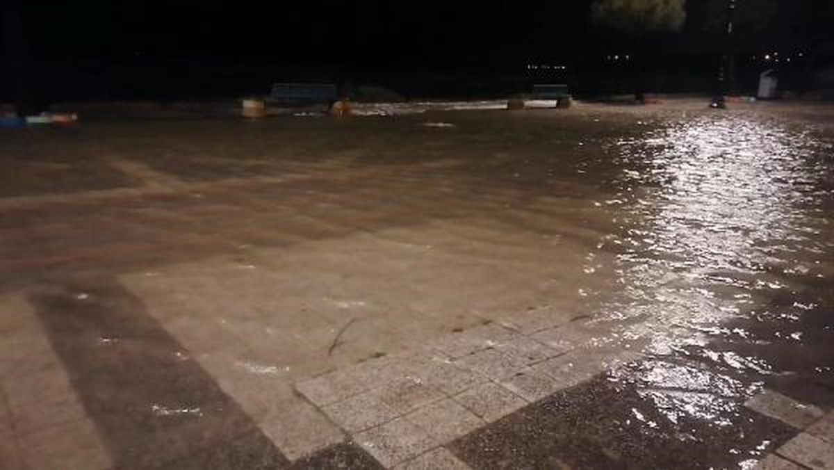 Silivri\'de Fırtına Sonrası Sahildeki İş Yerlerini Su Bastı