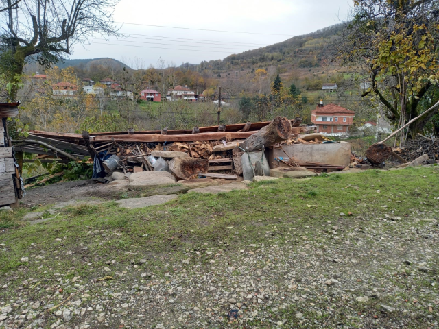 Sinop'ta aşırı fırtına tahıl ambarını devirdi: 1 ölü