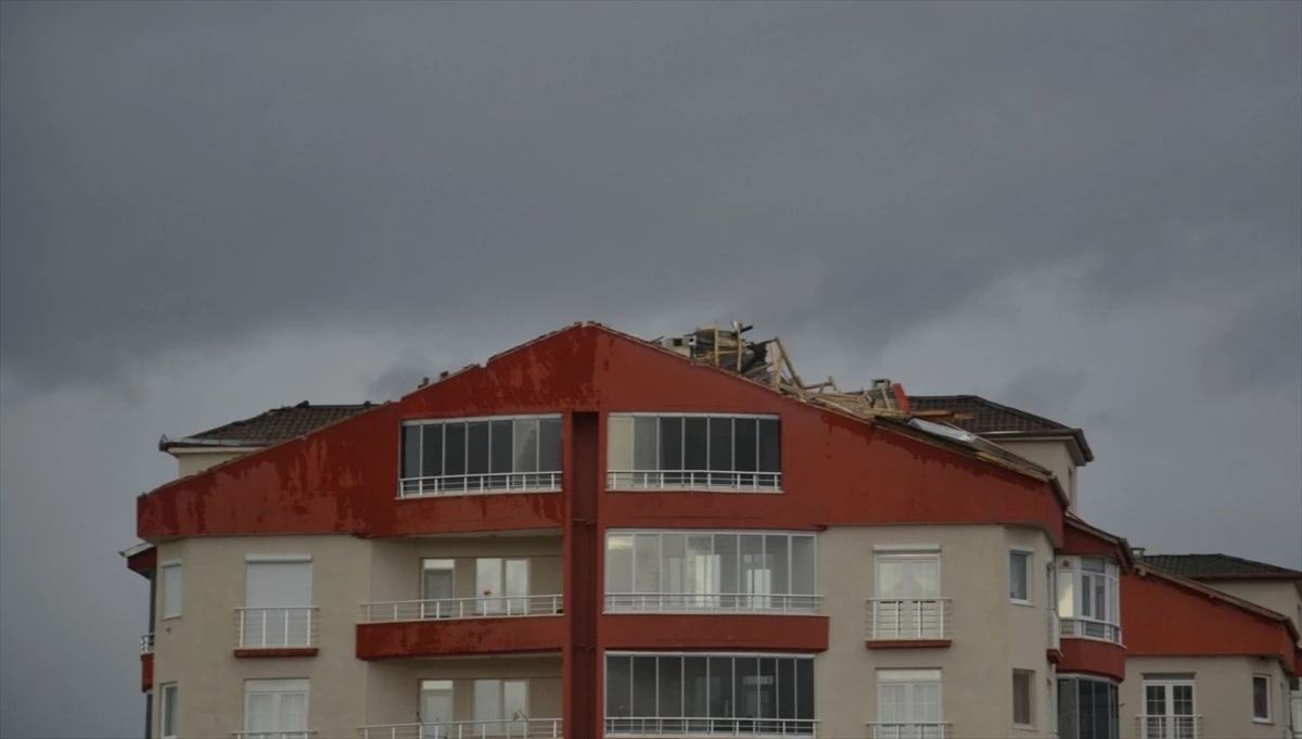 Sivas\'ta Fırtına Sonucu Çok Sayıda Bina Hasar Gördü