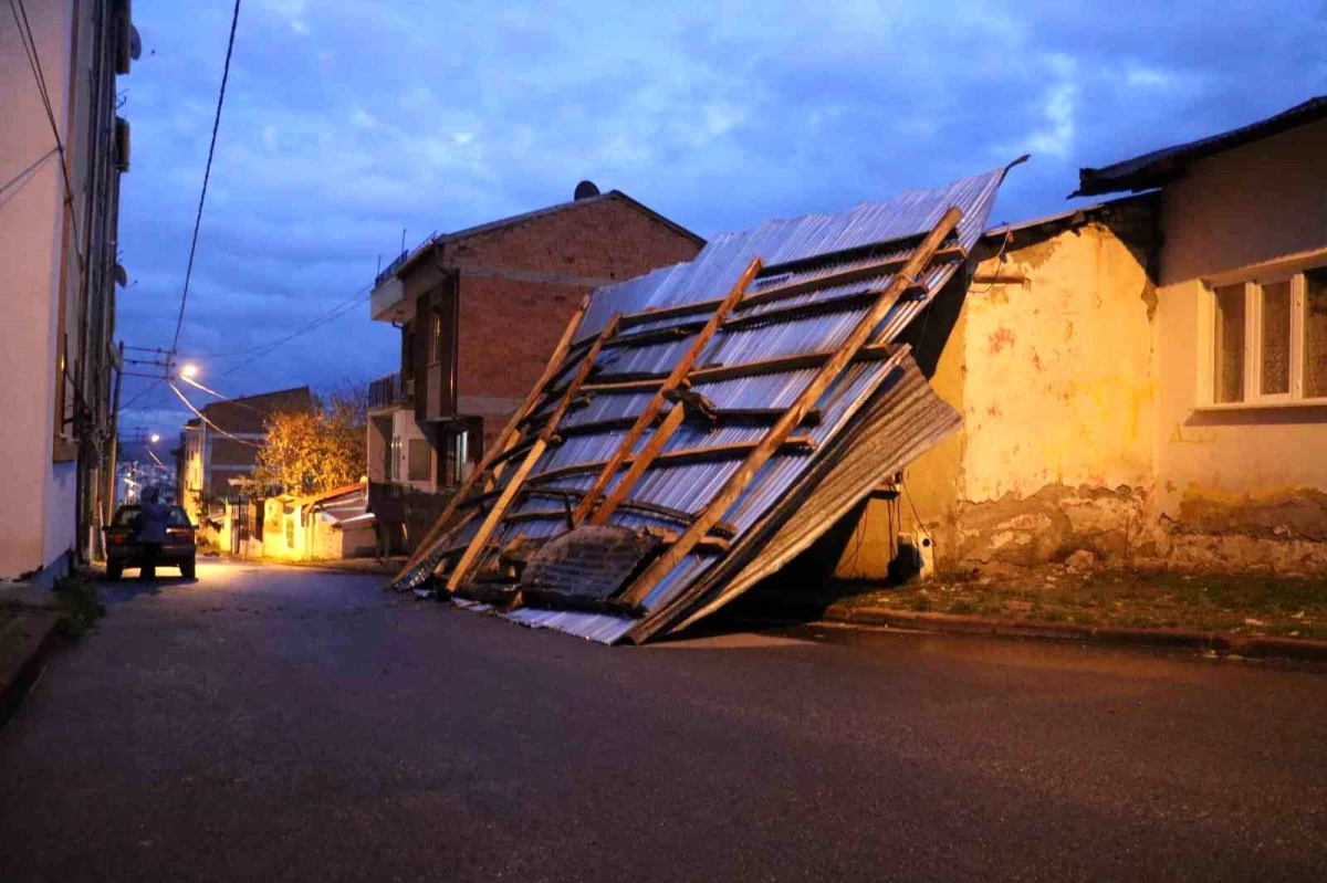 Sivas\'ta Fırtına: 40\'tan Fazla Binanın Çatısı Uçtu
