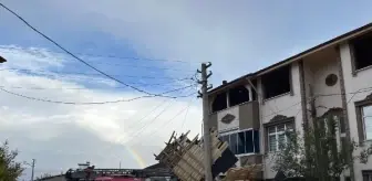 Tokat'ta rüzgarın etkisiyle evin çatısı uçtu, otomobiller hasar gördü
