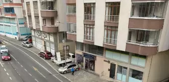 Trabzon'da kuvvetli rüzgar nedeniyle uçan apartman çatısı yoldan geçene düştü