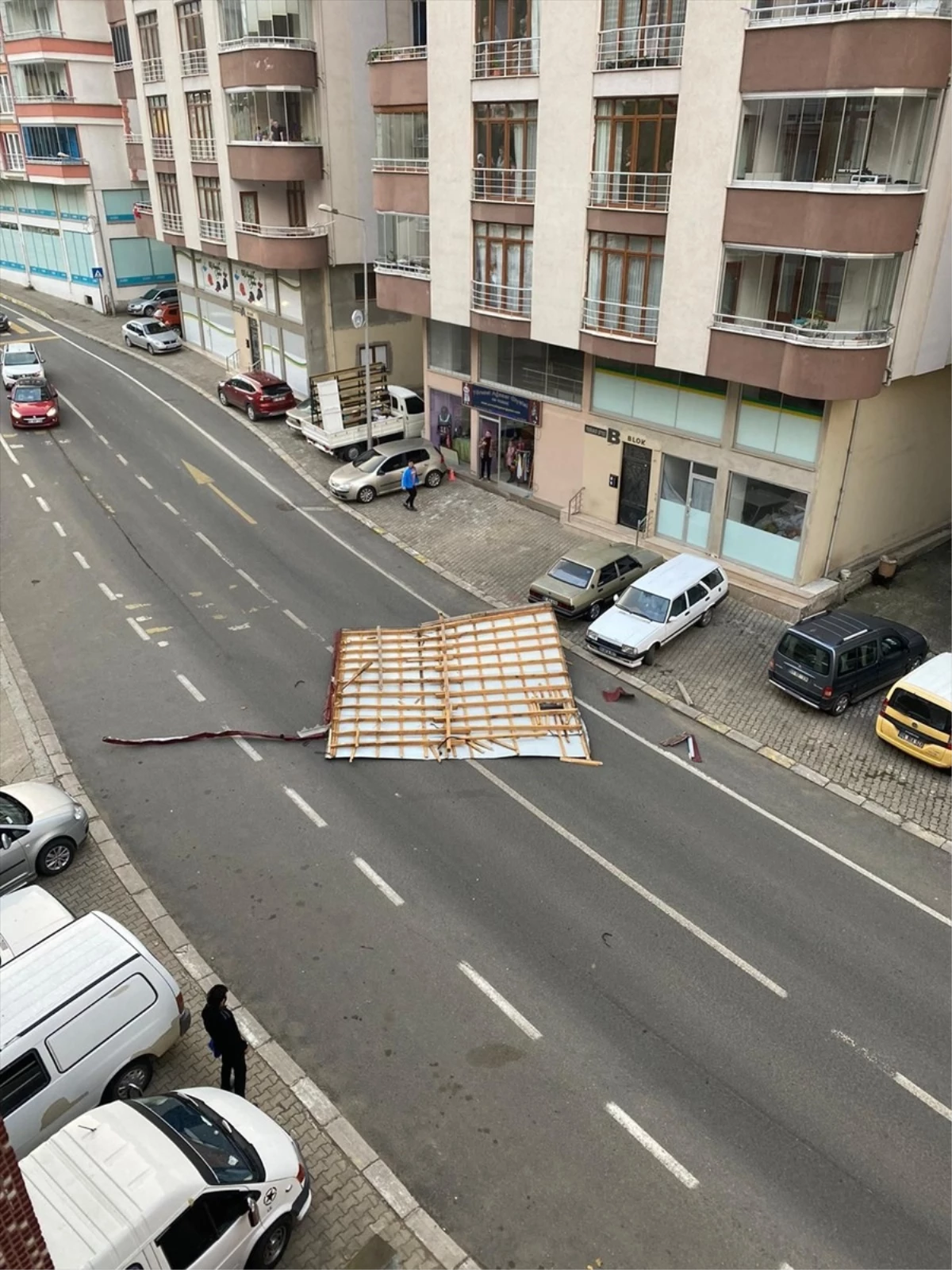 Trabzon\'da kuvvetli rüzgar nedeniyle uçan apartman çatısı yoldan geçene düştü