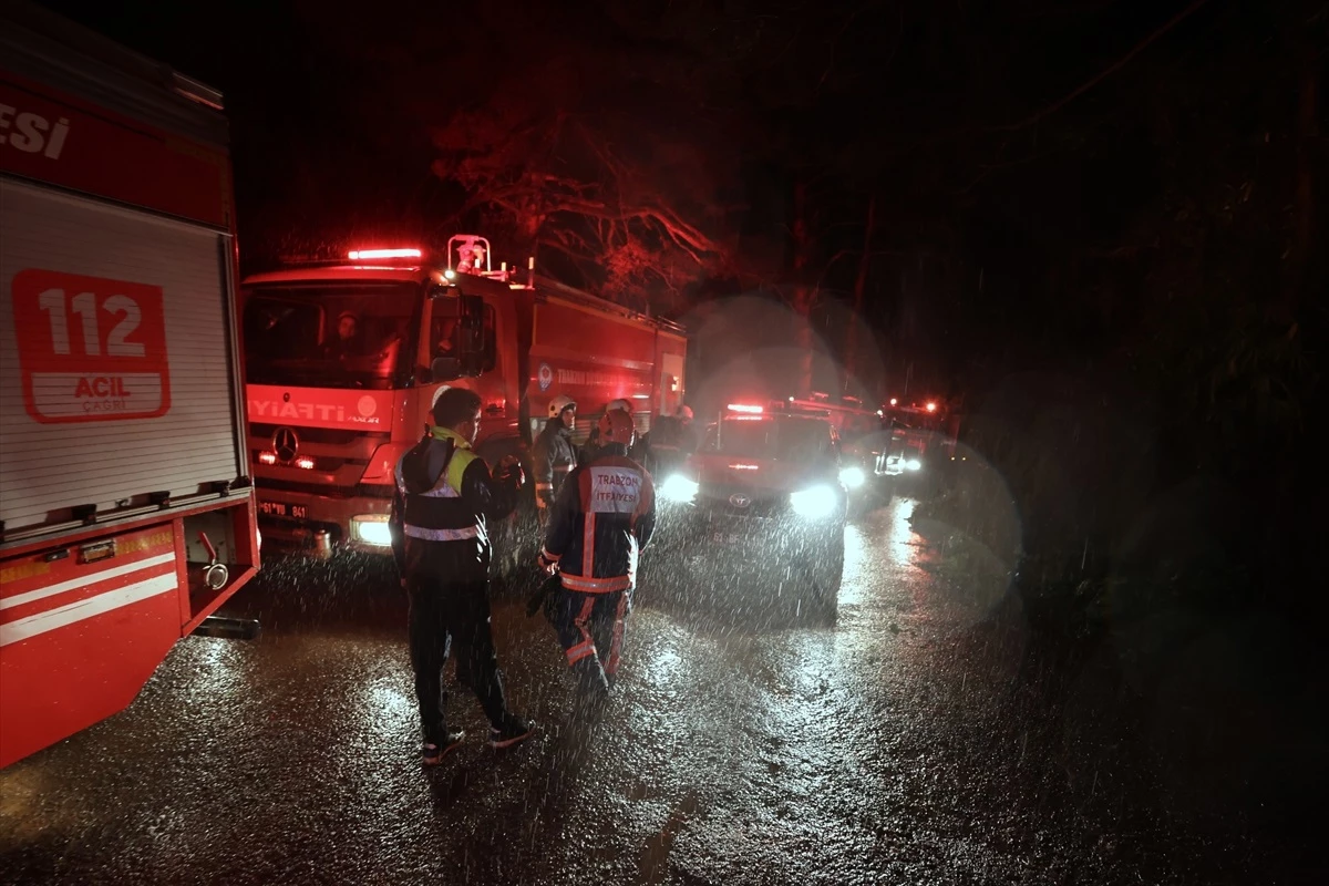 Trabzon\'da çıkan yangın yağmurun etkisiyle kontrol altına alındı