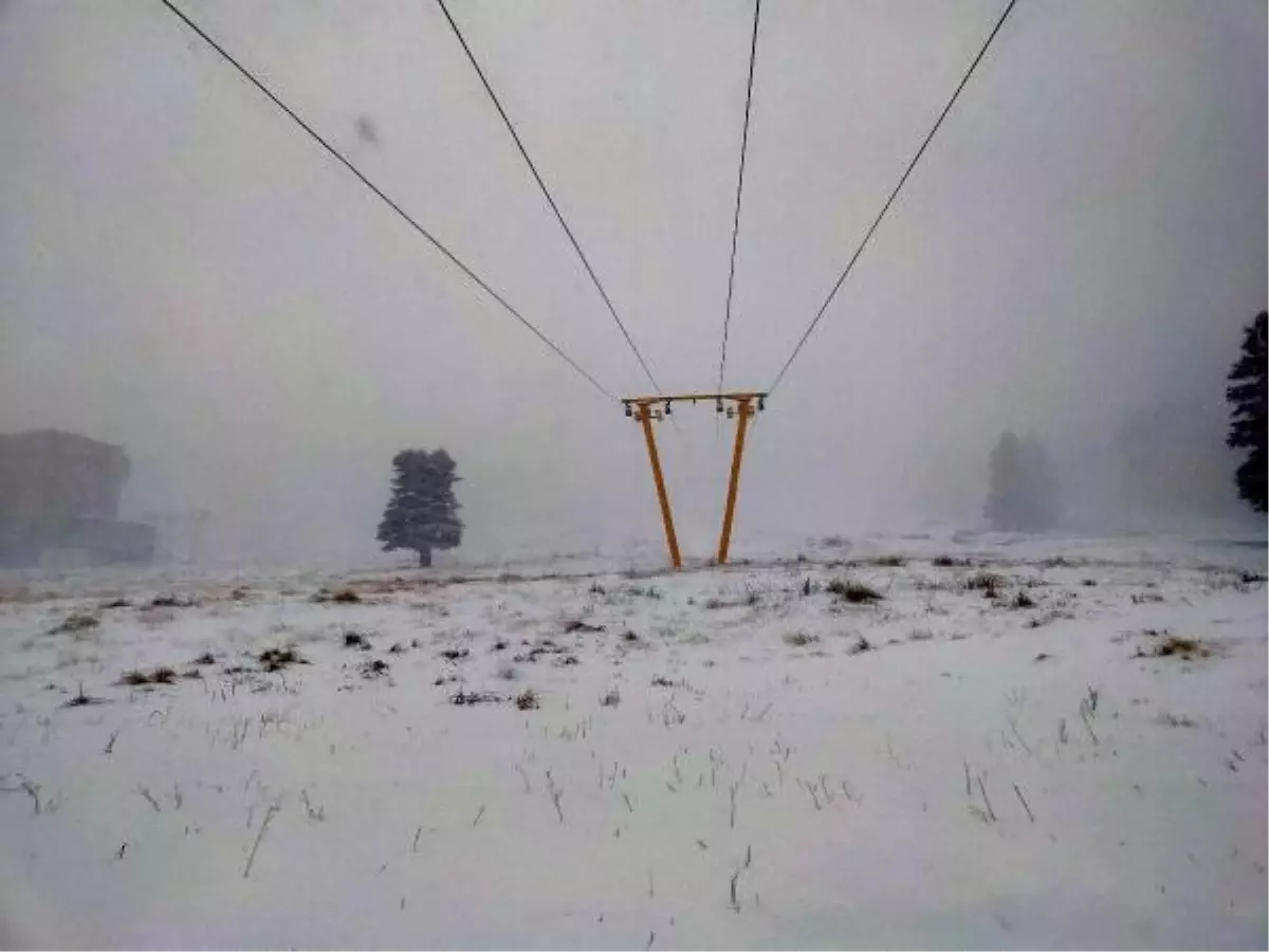 Uludağ'da Kar Yağışı ve Fırtına Etkili Oluyor