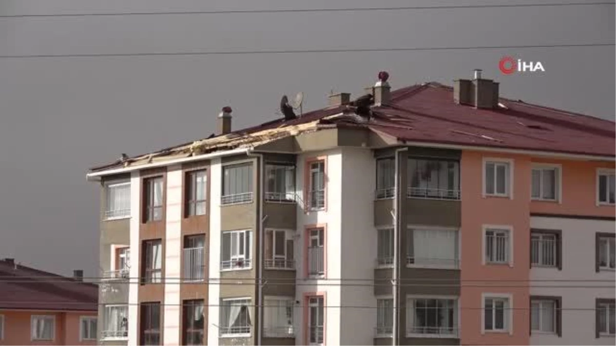 Yozgat\'ta kuvvetli rüzgar nedeniyle çatı uçması: Bir kişi yaralandı