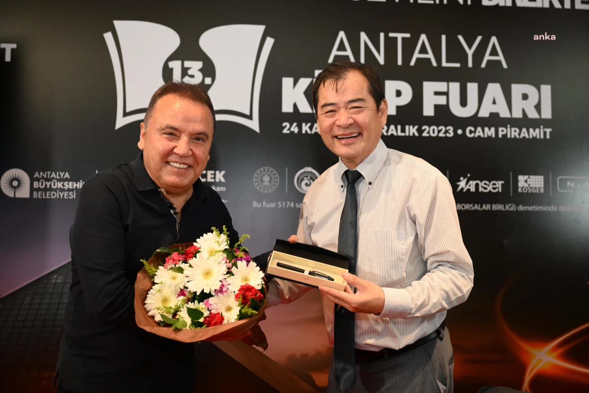 Antalya Konyaaltı Kitap Fuarı\'nda Kitapseverler Uzun Kuyruklar Oluşturdu