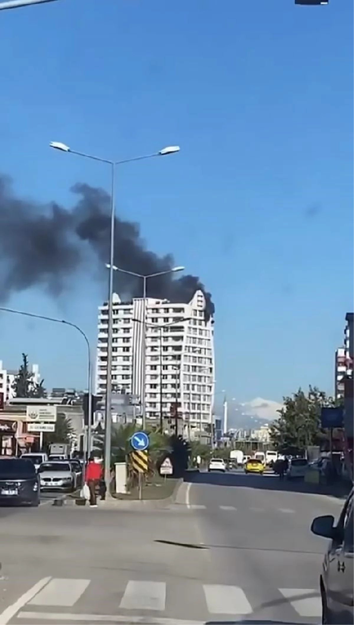 Adana\'da 14 Katlı Apartmanın 13. Katında Yangın Çıktı