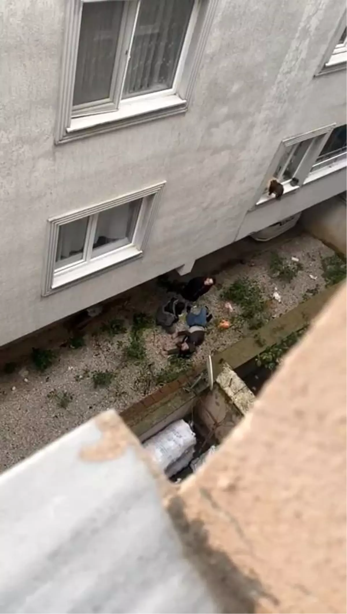 Bursa\'da aldatıldığını iddia eden kadın eşiyle tartışıp bıçakla üzerine yürüdü