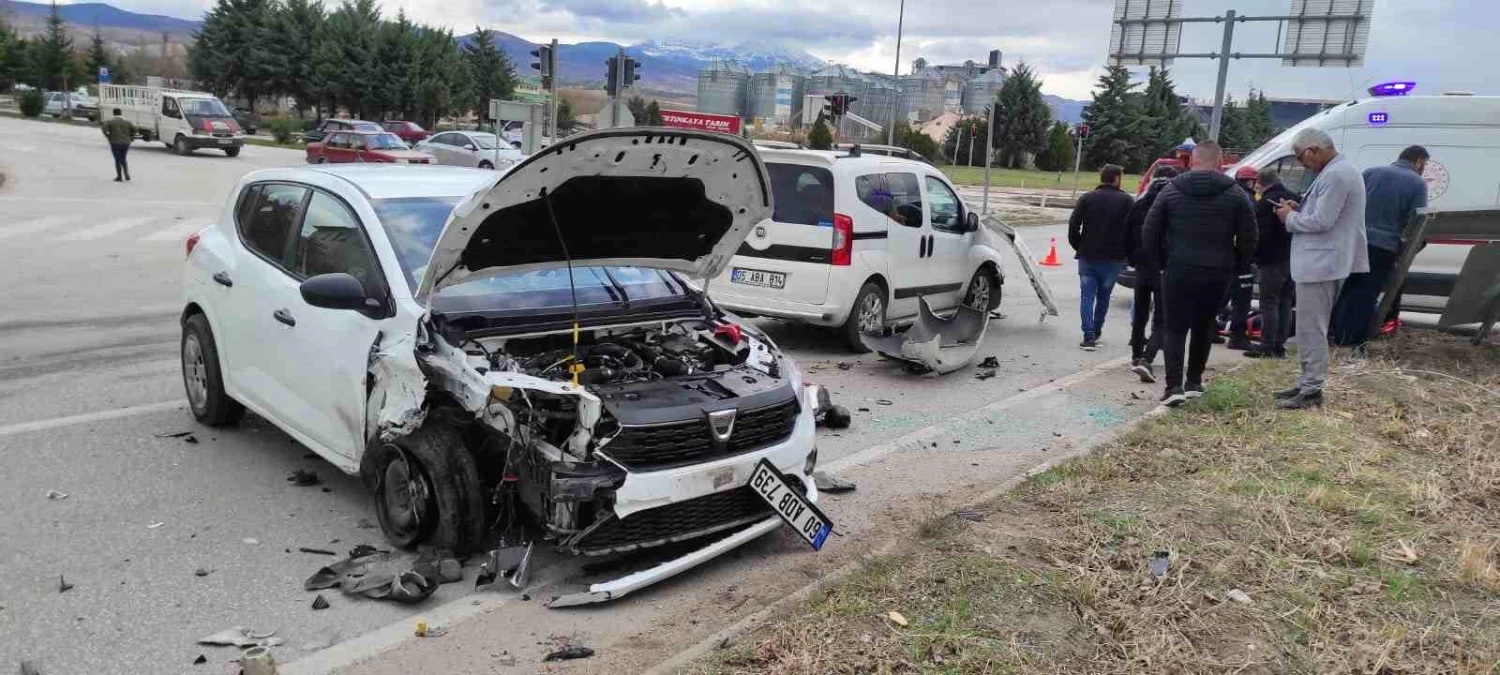 Amasya\'da kavşakta otomobiller çarpıştı, 3 kişi yaralandı