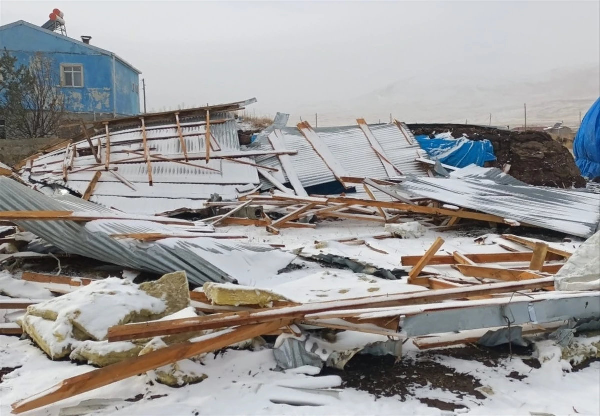 Ardahan\'da fırtına nedeniyle evlerin çatıları uçtu