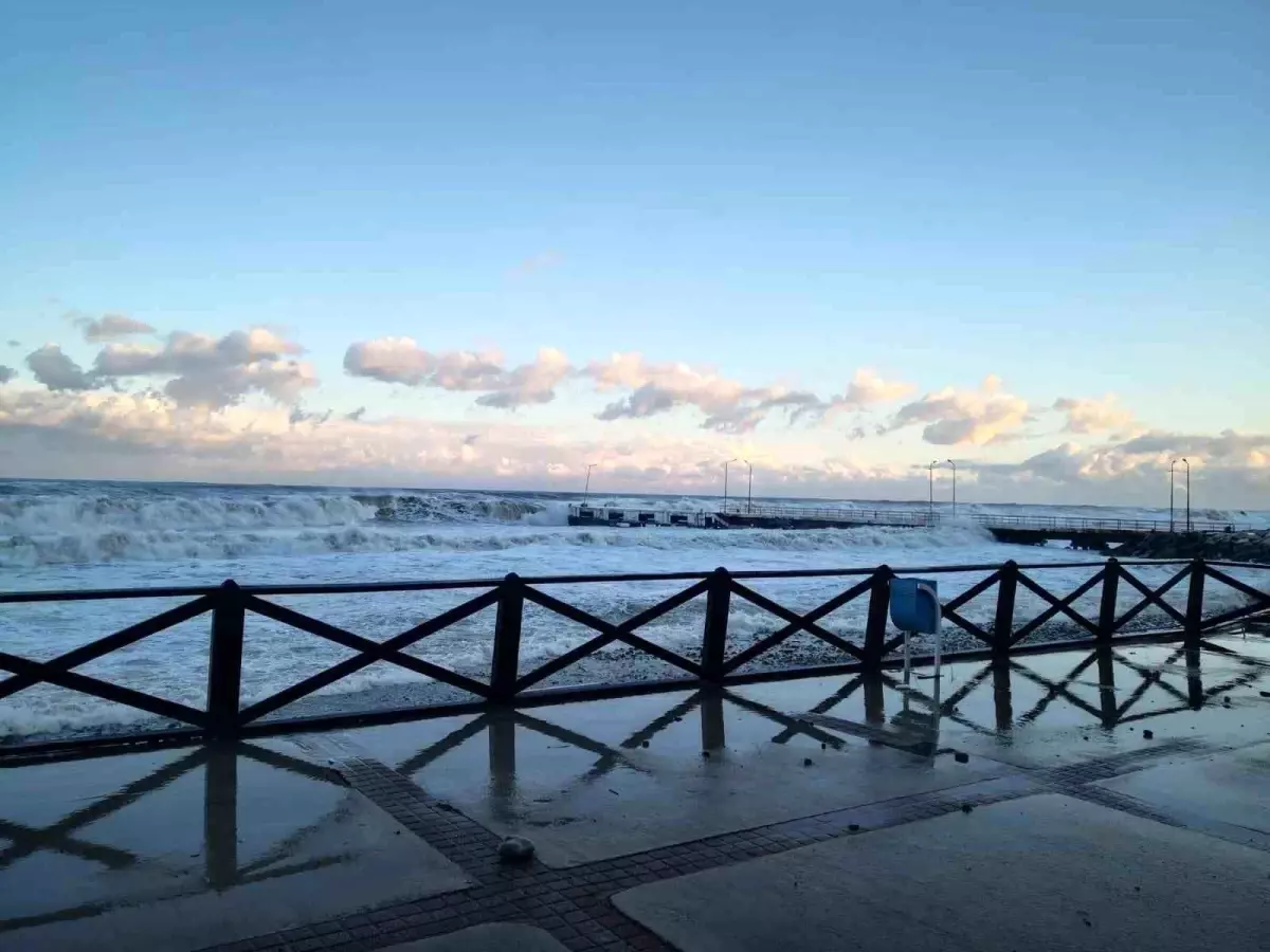 Fırtınanın vurduğu Sinop\'ta dev dalgalar ortalığı savaş alanına çevirdi 